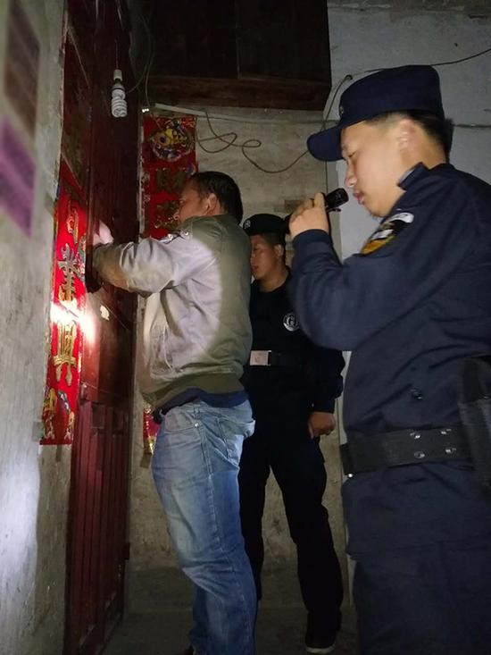 威海粗心妈妈误将幼女锁家中 