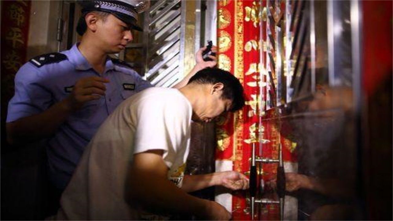 威海请开锁师傅开了锁后，师傅